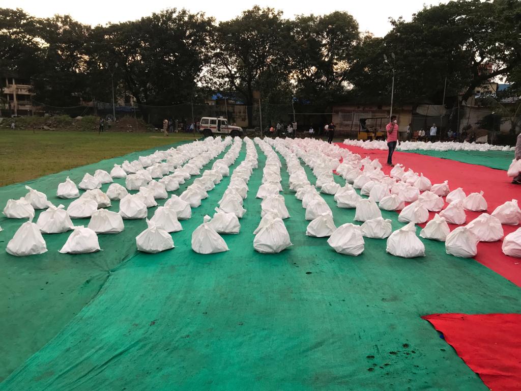 khernagarGanesh's tweet photo. वांद्रे पूर्व चे आमदार श्री झिशान सिद्दीकी यांच्या तर्फे खेरनगर गणेशोत्सव सार्वजनिक मंडळ यांच्या माध्यमातून खेरनगर वसाहती मध्ये कोरोना महामारी मध्ये धान्य वाटप करण्यात आले.
#weforthepeople

Thank you MLA @zeeshan_iyc https://t.co/WAvyXAMzTw