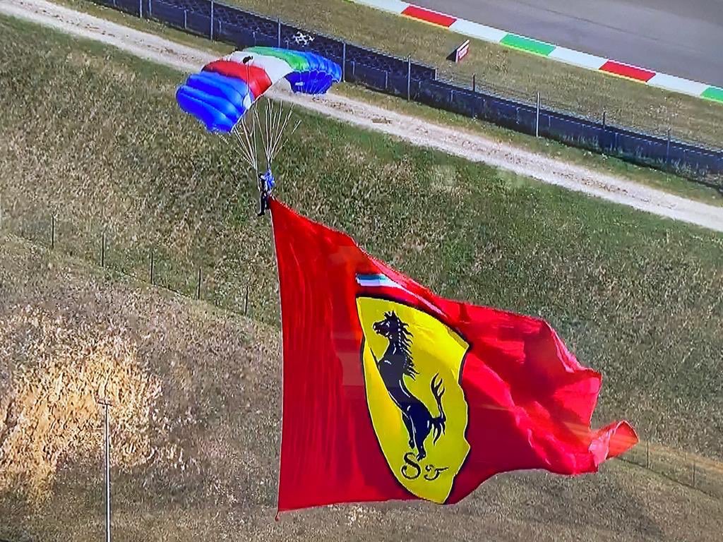 Esercito's tweet photo. 1000 Gran Premi della Ferrari in Formula 1 e i nostri #paracadutisti portano in volo la bandiera con il ”cavallino rampante” sui cieli del Mugello! #EsercitoItaliano #EccellenzeItaliane #dipiùinsieme #noicisiamosempre #TuscanGP #GPToscana https://t.co/SNhdZJsJ7a