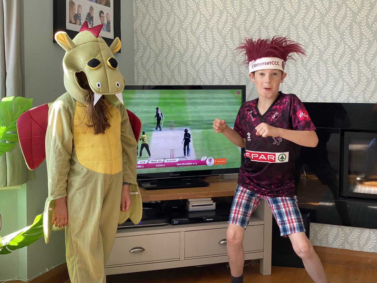 robertjones81's tweet image. Recreating ⁦@SomersetCCC⁩ match day with ⁦@StumpySCCC⁩ #StreamInStyle with ⁦@ItsTradeNation⁩ ⁦@CharlieTaylor4⁩ ⁦@snelly83⁩