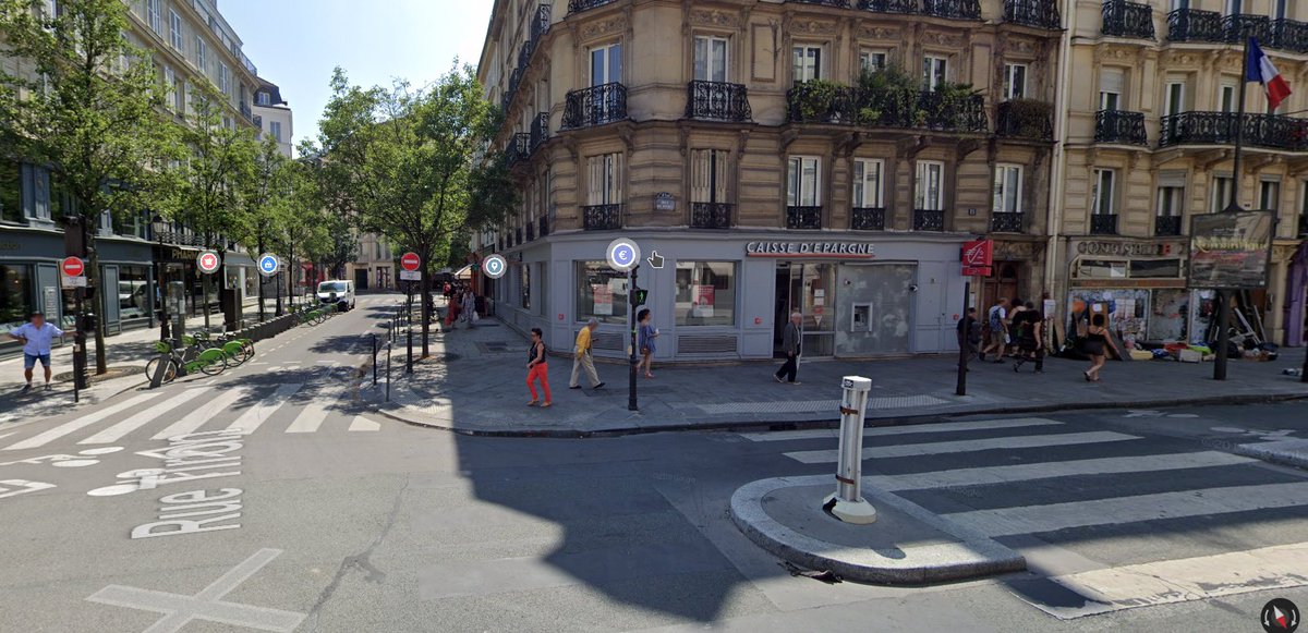 Rue Tiron, rue mis en impasse (il y a un bloc béton au bout non visible sur la photo), trafic nul, feu inutile.