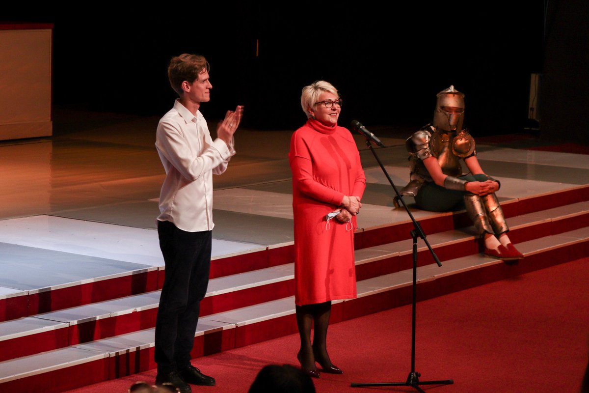 После долгого перерыва театр открыл свои двери для вас, наши любимые зрители!

Это время не прошло зря. Мы репетировали и ждали встречи с вами. И теперь мы рады поделиться всей энергией, которую накопили за это время.

С новым 91 сезоном, друзья! Добро пожаловать в театр!