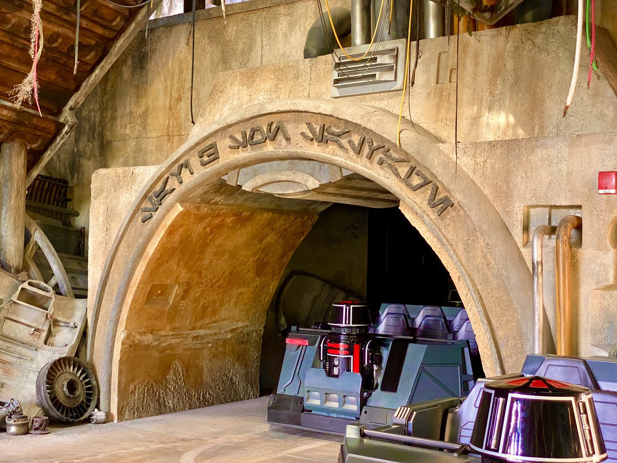anthony808's tweet image. Hanging out at Savi &amp;amp; Son Salvage...

#backtobatuu #starwars #galaxysedge #batuu #blackspireoutpost #waltdisneyworld #sumgglersrun #riseoftheresistance #aurebesh