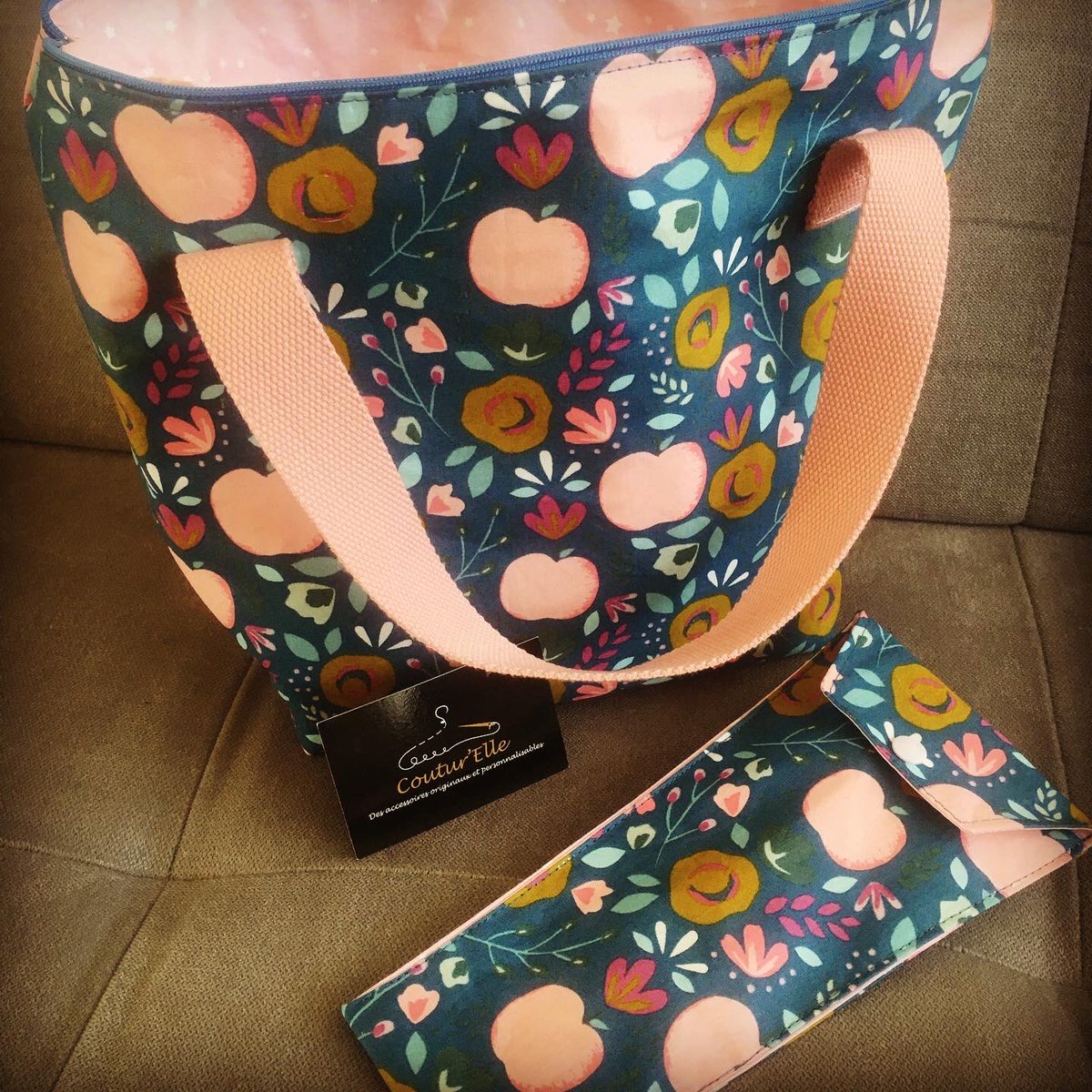 ElleCoutur's tweet photo. Voici un #lunchbag et sa doublure #isotherme accompagné de son #etuiacouverts 

#couture #handmade #coutureaddict #tissu #diy 
#Sewing #cousumain #handmade #faitmain #madeinfrance #creations #diy #creationartisanale #madeinchartres #chartres #isotherm #pausedejeuner #surlepouce https://t.co/bbW1JeCtBD