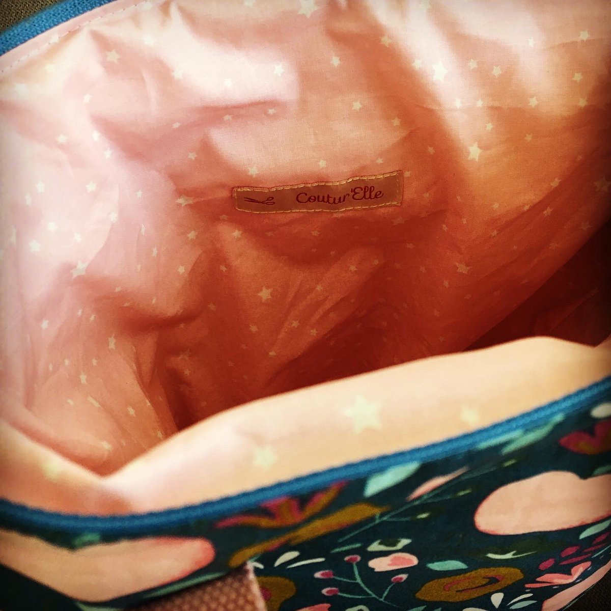 ElleCoutur's tweet photo. Voici un #lunchbag et sa doublure #isotherme accompagné de son #etuiacouverts 

#couture #handmade #coutureaddict #tissu #diy 
#Sewing #cousumain #handmade #faitmain #madeinfrance #creations #diy #creationartisanale #madeinchartres #chartres #isotherm #pausedejeuner #surlepouce https://t.co/bbW1JeCtBD