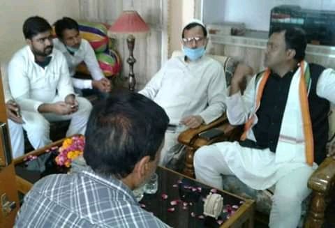 इटावा की मशहूर शख्सियत और शिया समाज के धर्मगुरु मौलाना अनवारुल हसन जैदी साहब से उनके आवास पर शिष्टाचार भेंट किया ।