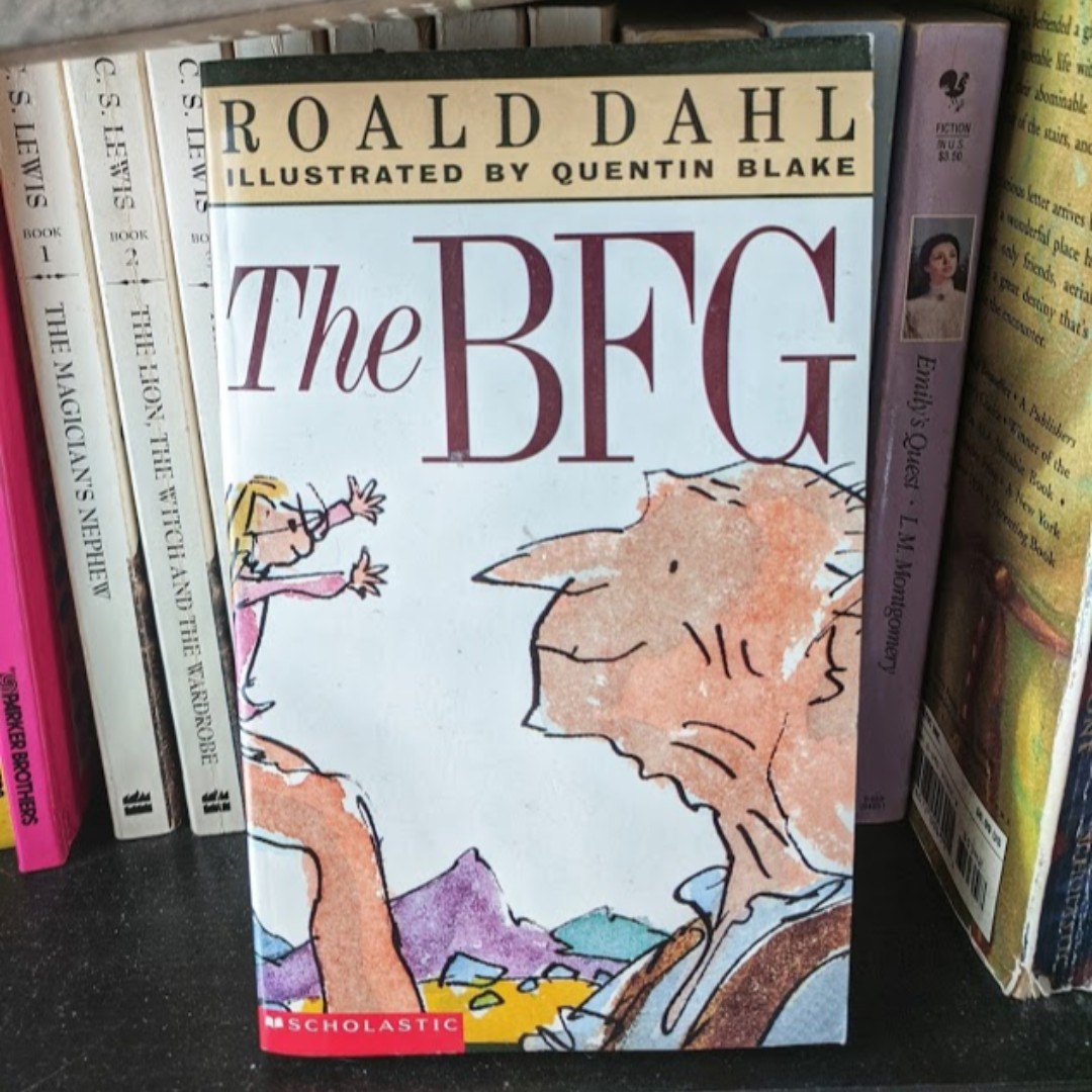 EclecticReadPod's tweet photo. Roald Dahl Day! And Susan needs to expand her Roald Dahl library, but the BFG is a great one to have!

#RoaldDahlDay #RoaldDahl #BFG #KidLit https://t.co/Bg8HglMD51
