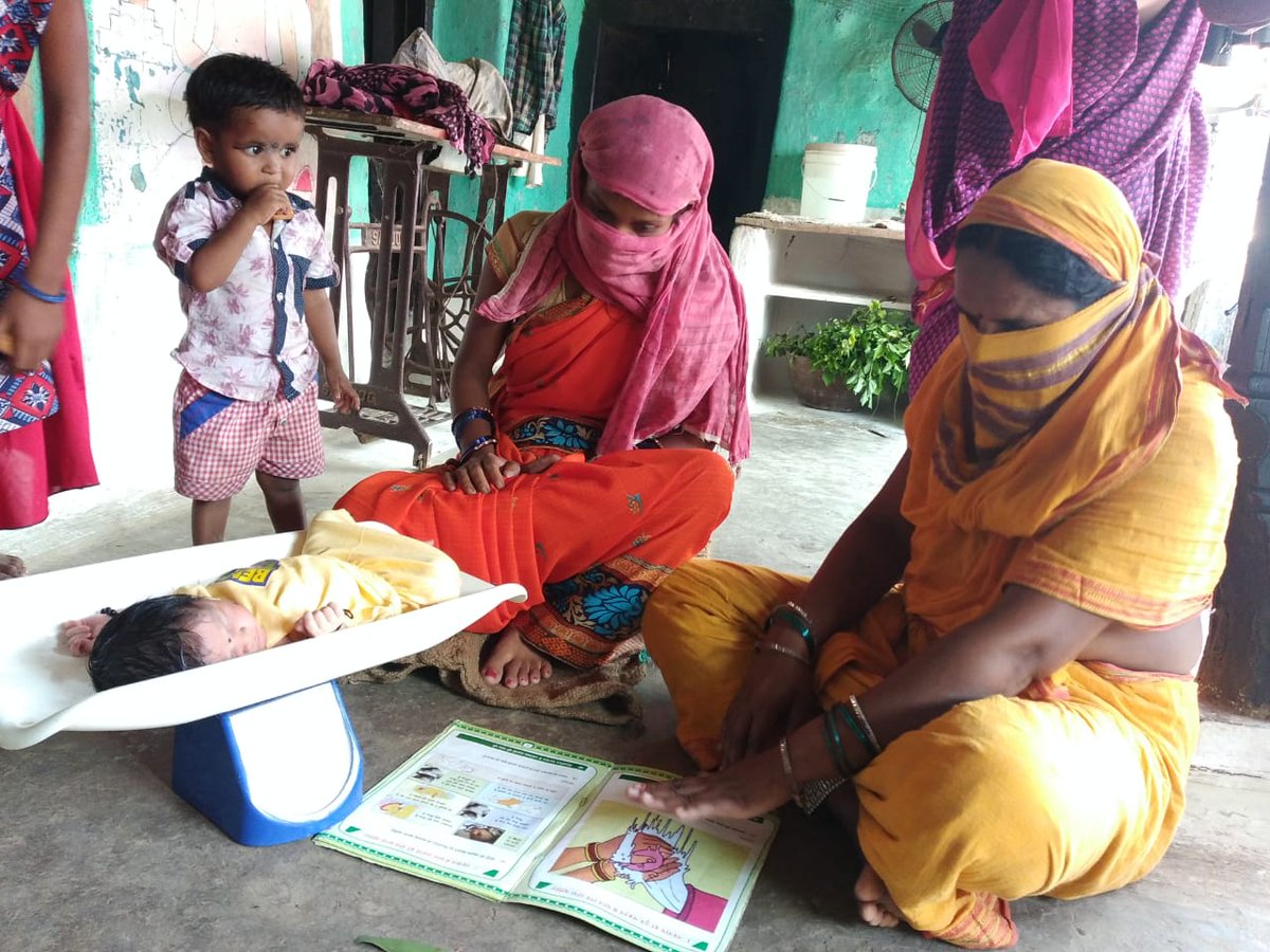 AWW visited newborn Child's family to monitor the nutrition status of the child and mother during #POSHANMaah2020 <a href="/MinistryWCD/">Ministry of WCD</a> <a href="/tini_tatatrusts/">TINI</a> <a href="/WCDCgGov/">WCD Department CG</a> <a href="/BemetaraDist/">Bemetara</a> <a href="/wcdposhancg/">POSHAN Abhiyaan-Chhattisgarh</a>