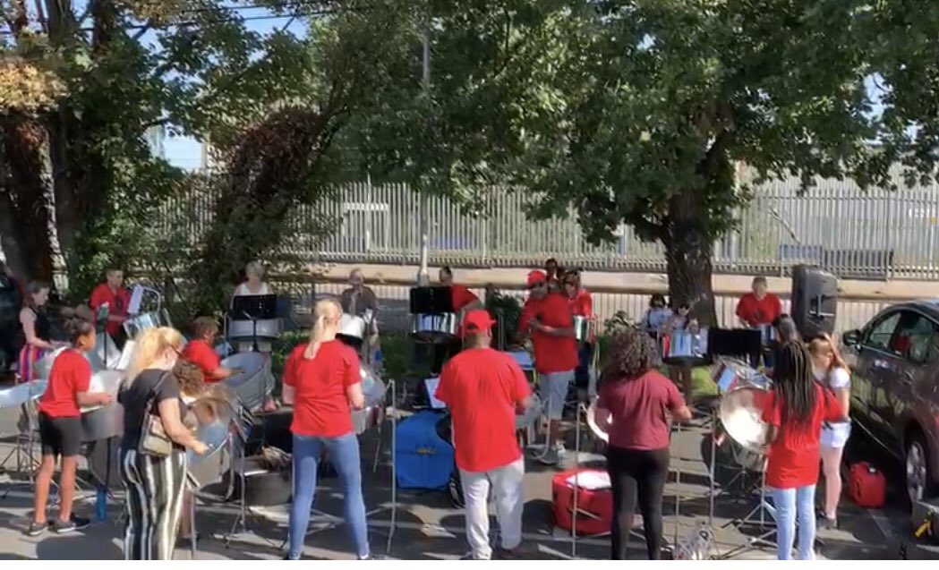 dewamusic's tweet photo. Great way to spend Sundays!
In the park, suns shining and weโre all playing pan โ๏ธ๐ถโค๏ธ
#SteelPanSundays #SteelPan #SteelBand #SteelPans #SteelPanLessons #Music #MusicTheory #Band #WalthamCross #Broxbourne #Hertfordshire #Pannist #SteelPanBand #Workshops #SteelPanMusic https://t.co/k3vJh4ilK8