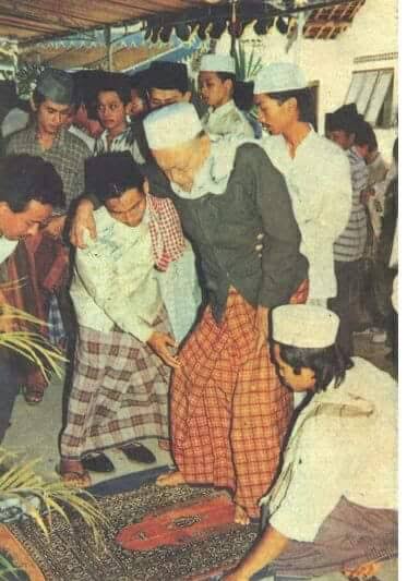 Dulu, saat Mbah Ali Maksum sedang ceramah, seseorang buru-buru mendekati beliau dan memukulnya dengan linggis besi. Beliau, luka parah, opname hingga dua bulan.

Kepada salah satu santrinya, Gus Karim, Mbah Ali berpesan, "Semua anak dan santriku tidak boleh dendam dan benci."