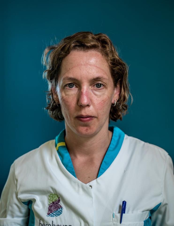 Artsen en verpleegkundigen van de covid-afdelingen lieten zich na hun dienst portretteren door fotograaf Jiri Büller. Met op hun voorhoofd soms nog het zweet van een nacht lang werken. Zijn film is nog tot en met zondag 20 sept. te zien. #expositiepandemic #mishetniet