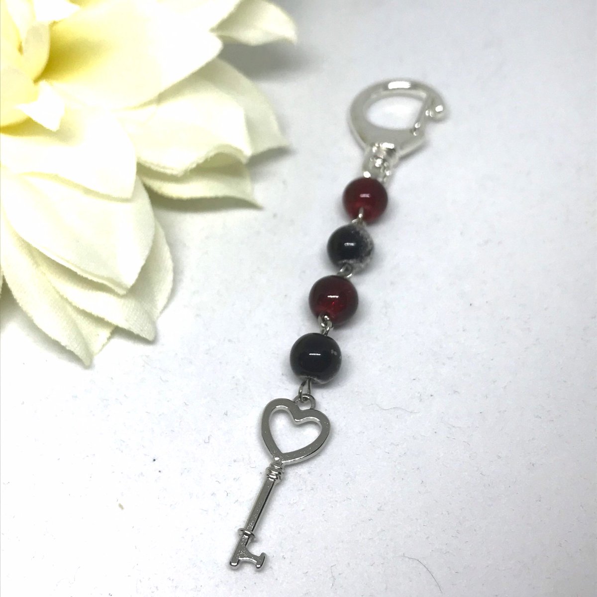 CaitsStudio's tweet photo. Excited to share this item from my #etsy shop: Beaded purse dangle, planner dangle, bag charm, backpack charm, zipper pull, party favors. #plannerdangle #giftforwoman #weddingfavor #bridalshower #beadeddangle #bagdangle #pursedangle #briefcasecharm https://t.co/64v5yopMRV https://t.co/t0G3VwlCIt