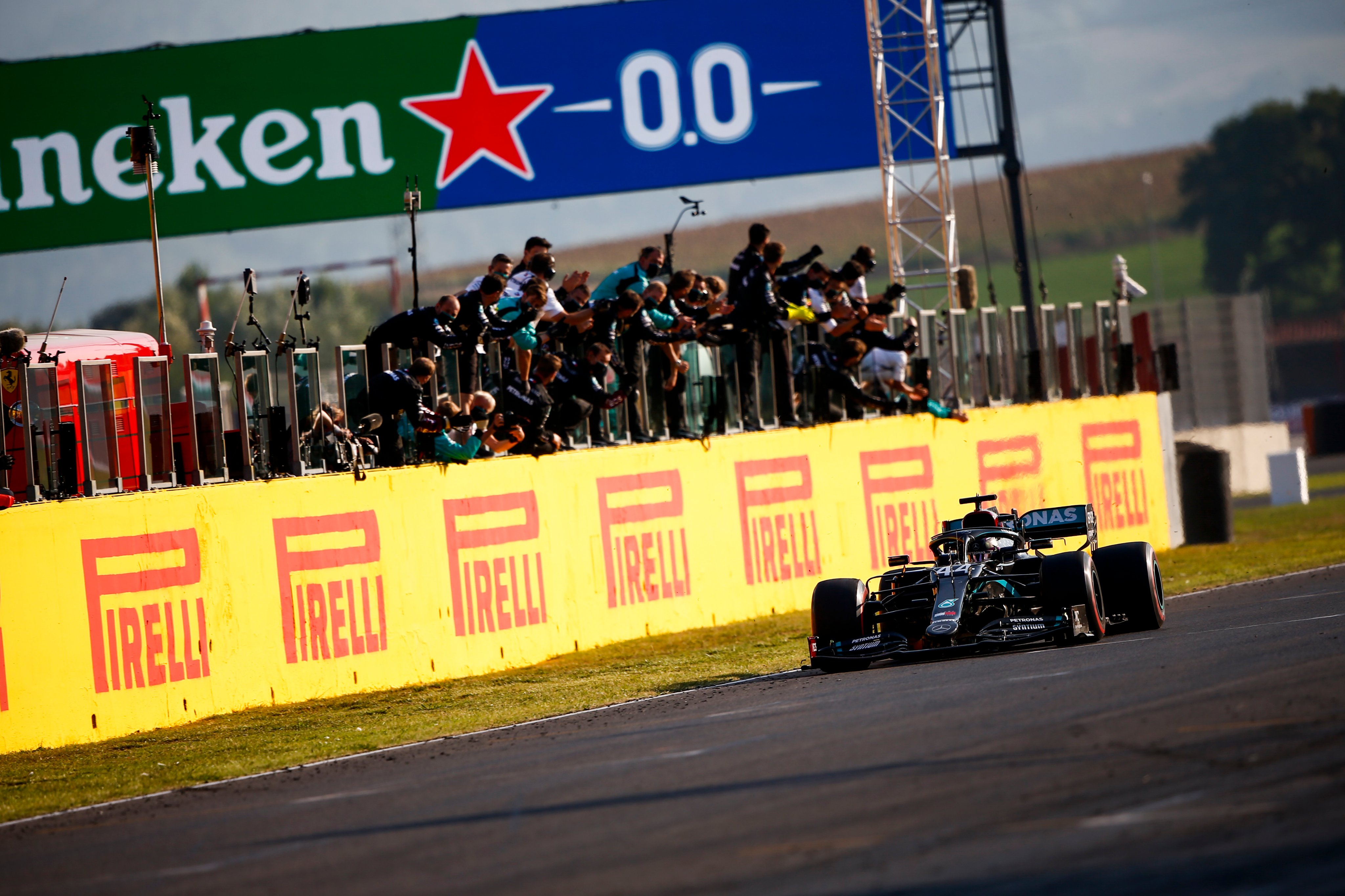 Lewis Hamilton nyerte a három állórajtos Toszkán Nagydíjat