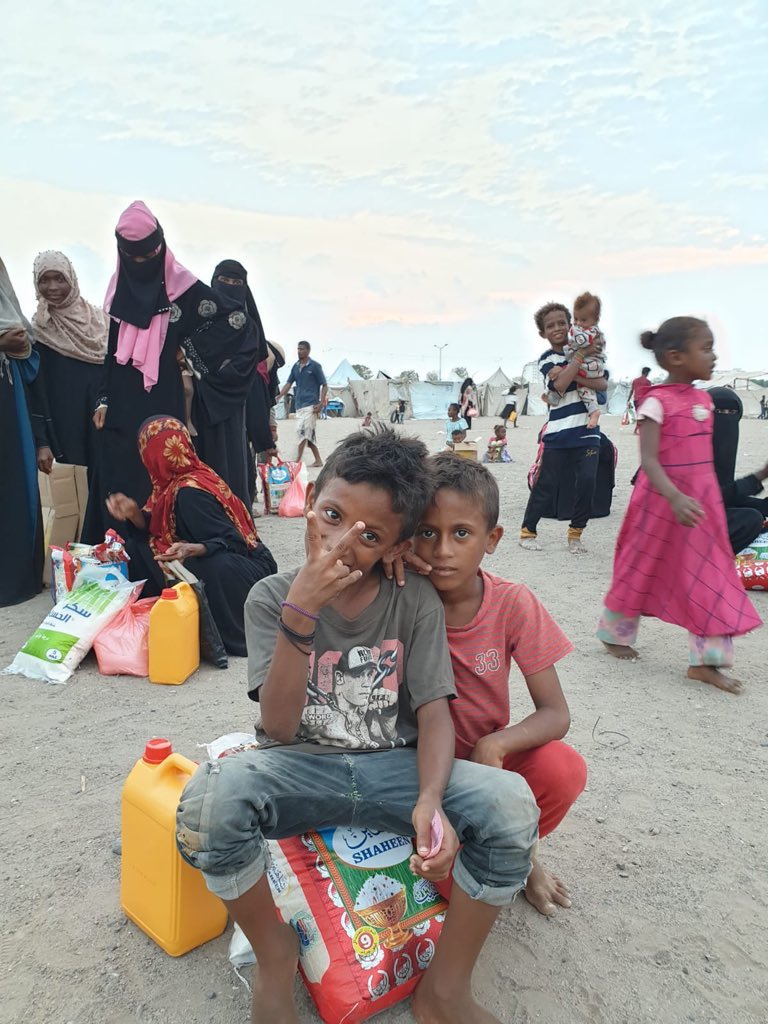 FcmuslimG's tweet photo. 1/3 Salam Aleykoum a tous, 
C’est avec un grand sourire que nous revenons vers vous pour vous faire un update de notre dernier projet. 
+ de 300 colis de nourriture ont été distribué au Yémen à des familles dans le besoin https://t.co/SRUMs5Aa3w