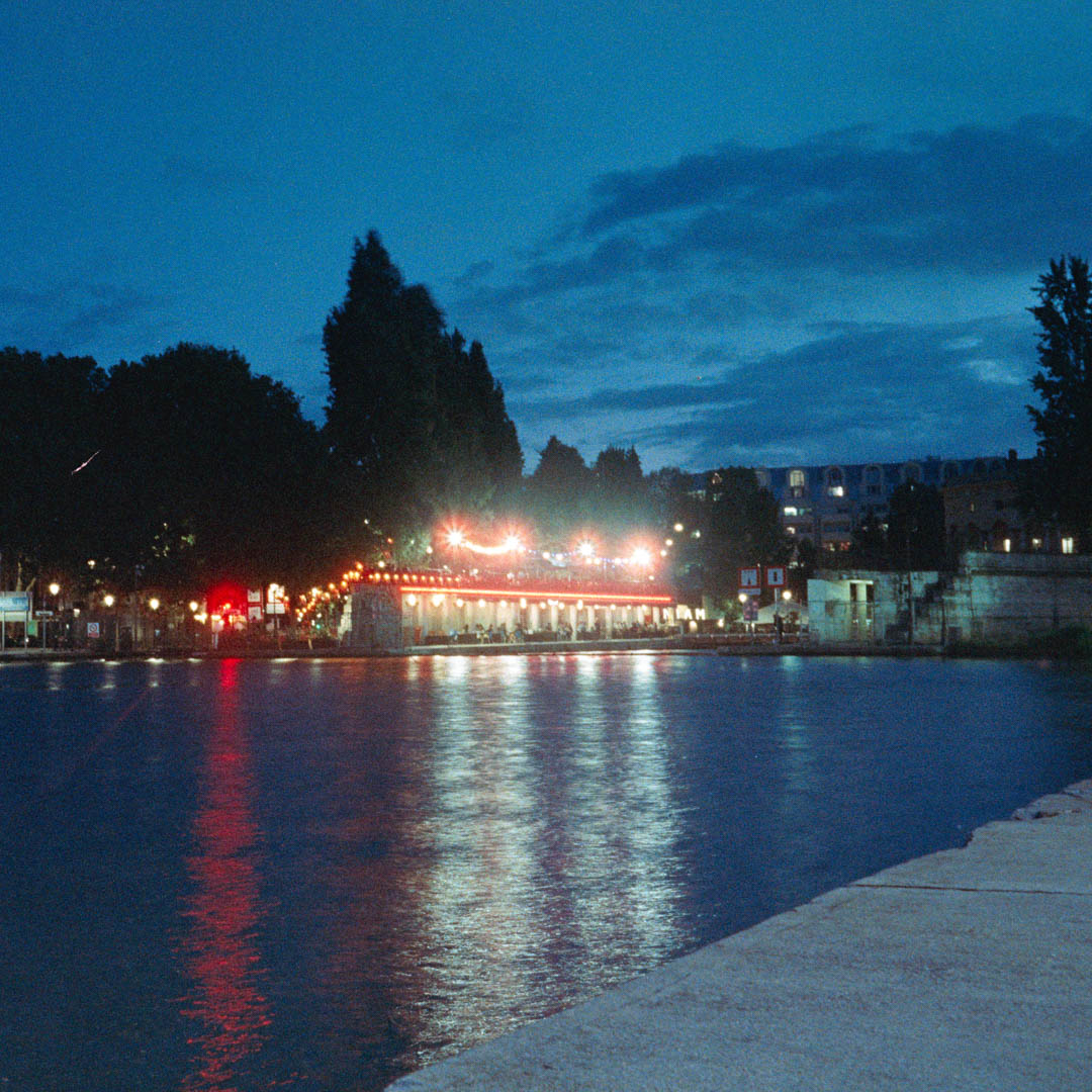 letriplesept's tweet photo. Marcher dans Paris la nuit 🌃

Je commence doucement la photo argentique de nuit, premier test avec la pellicule Cinestill 800T, scannée par le boss @adrelanine 🎞

Laquelle vous parle le plus ?

📸 : https://t.co/HyGm8kYvUw https://t.co/53hFcE7ylr
