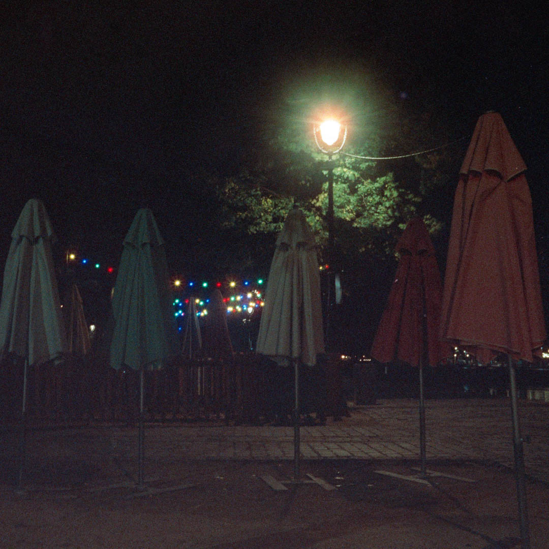 letriplesept's tweet photo. Marcher dans Paris la nuit 🌃

Je commence doucement la photo argentique de nuit, premier test avec la pellicule Cinestill 800T, scannée par le boss @adrelanine 🎞

Laquelle vous parle le plus ?

📸 : https://t.co/HyGm8kYvUw https://t.co/53hFcE7ylr