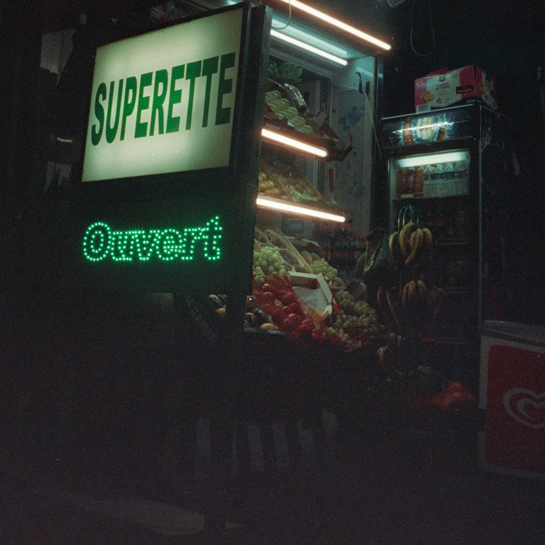 letriplesept's tweet photo. Marcher dans Paris la nuit 🌃

Je commence doucement la photo argentique de nuit, premier test avec la pellicule Cinestill 800T, scannée par le boss @adrelanine 🎞

Laquelle vous parle le plus ?

📸 : https://t.co/HyGm8kYvUw https://t.co/53hFcE7ylr