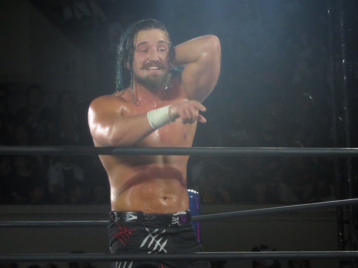 Wrestlers pointing: a brief thread: