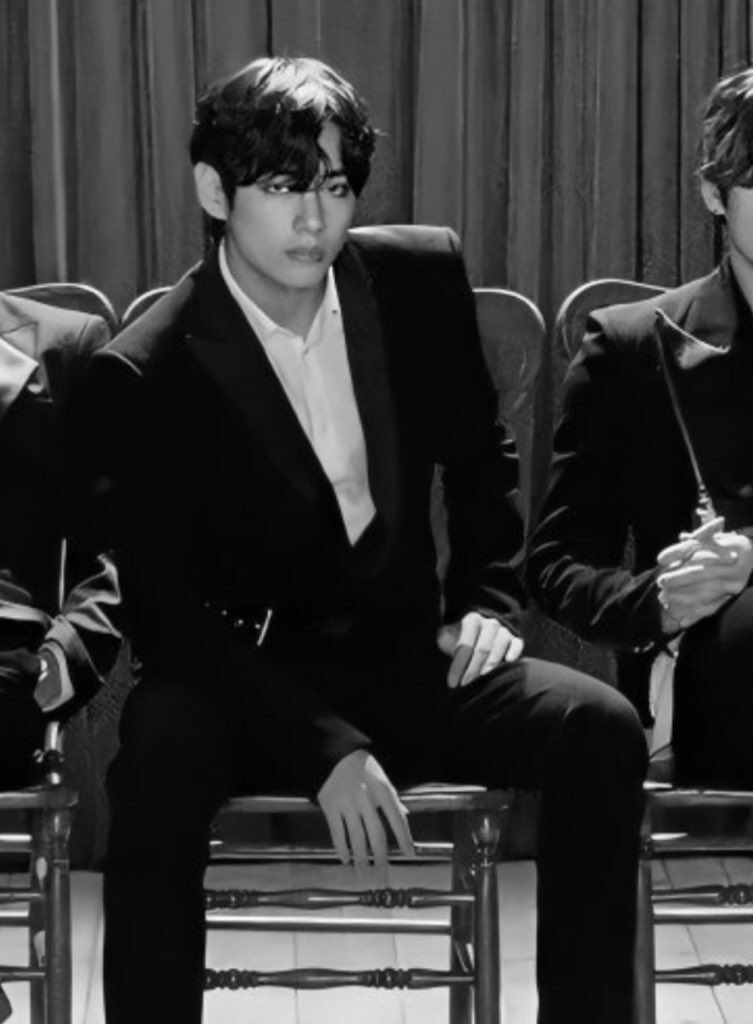 Taehyung with black suits are you kidding me???