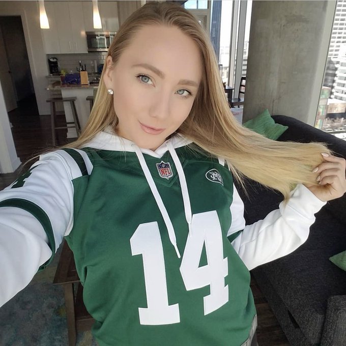 1 pic. Happy football Sunday! ? I’m rooting for my NY Jets today ?? Who’s your team?! https://t.co/v
