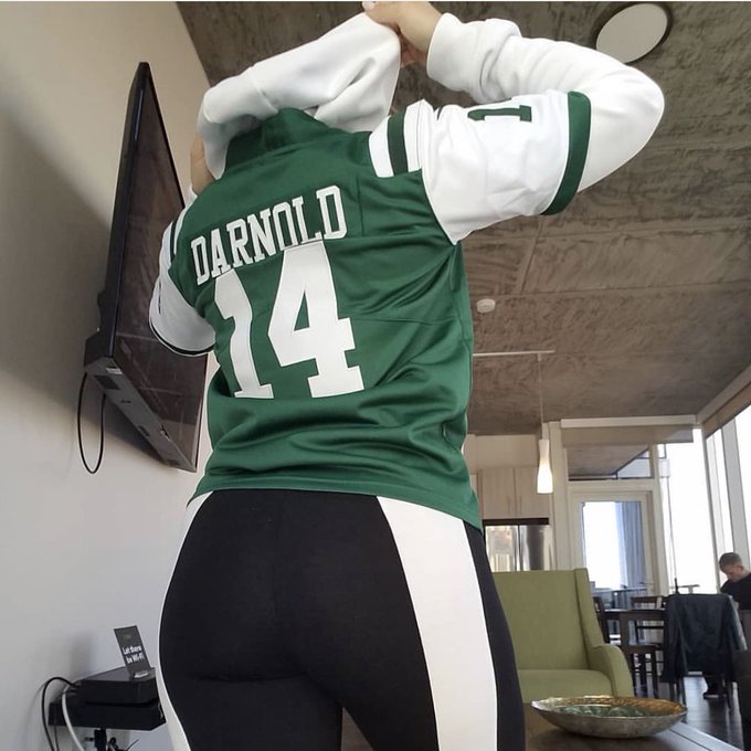2 pic. Happy football Sunday! ? I’m rooting for my NY Jets today ?? Who’s your team?! https://t.co/v