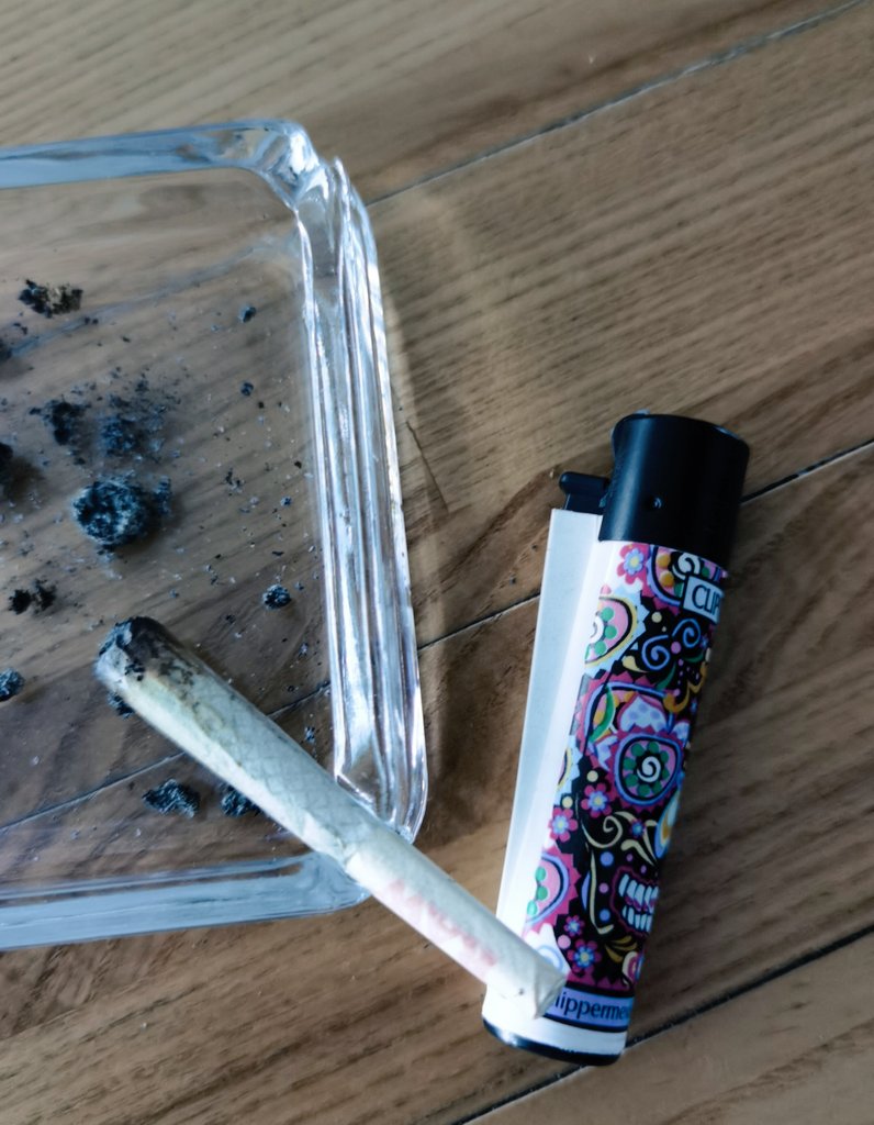chozas's tweet photo. Tengo pinches años queriendo decir esto: wake n'bake. https://t.co/wEtoM6KL0B
