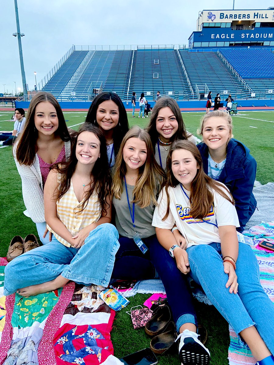 lillyhowell_'s tweet photo. thankful for friends that make the senioritis fade away #senioryear #squatjump #headstack https://t.co/d4T8LLv0Zi