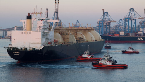 ShipsInPics's tweet photo. Thanks for the mention! Shipguru: #Tugs #STELMO, #STANGELO , #WENZINA and #PAWLINA #assisting #LNG #gascarrier #GEMMATA #entering #Marsaxlokk #Harbour, #Malta - 10.09.2020 - https://t.co/mHD2qaFt3w - NO PHOTOS can be used or manipulated without our perm… https://t.co/Bd31upp6gn