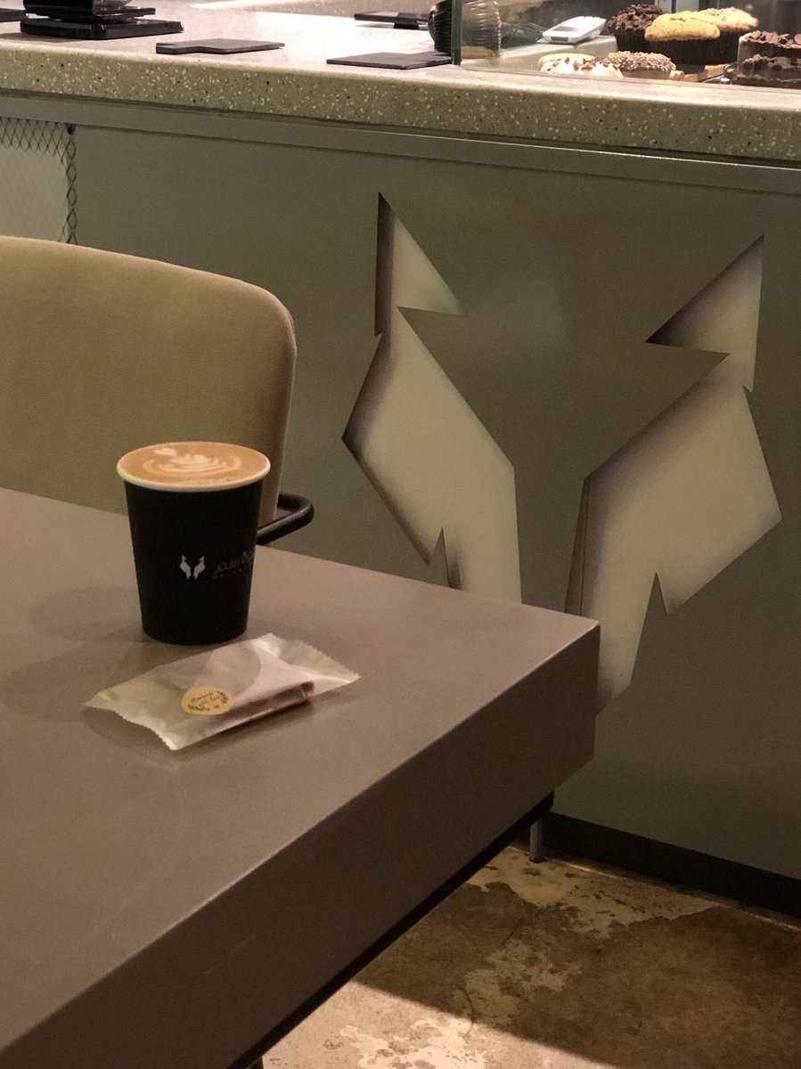 coffeelovers81's tweet photo. اسم الكوفي : قهوة رسم
المكان : حي الروابي 
الطلب : لاتيه 10/10 شوكلت بايتس 10/10 
قهوتهم من سلالات القهوة 🌸

** المكان صغير بسس قهوتهم لذيذة هذي ثالث مره اجيهم ، عندهم كورنر لبيع أدوات القهوة وانواع البن من عدة محامص مختلفة 🤤🤍 https://t.co/WsIoR0njzd