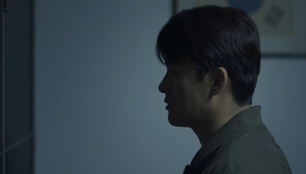 He was just seen again staring at Hu Jeong in front of his cell. The way he was standing there was creepy asf. Why was he there when everyone else’s are searching for SDJ? But then, it could be that he’s the one assigned to look after him right?