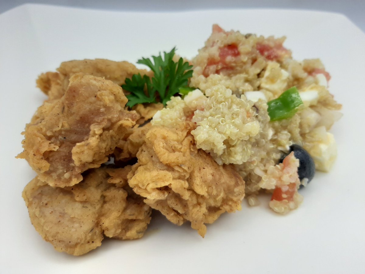 Go, go, go! Empezamos la semana en <a href="/CometeloCSTV/">CÓMETELO</a> con SOLOMILLO CRUJIENTE CON ALIÑO DE QUINOA.
Crujiente por fuera,  jugoso y tierno por dentro, combinando calor y fresquito del aliño... te lo avanzamos en #AndaLevantaL28 en unos minutos.
<a href="/ertrivi69/">Manuel Triviño</a> <a href="/canalfiesta/">Canal Fiesta Radio</a> <a href="/canalsur/">CanalSur</a>