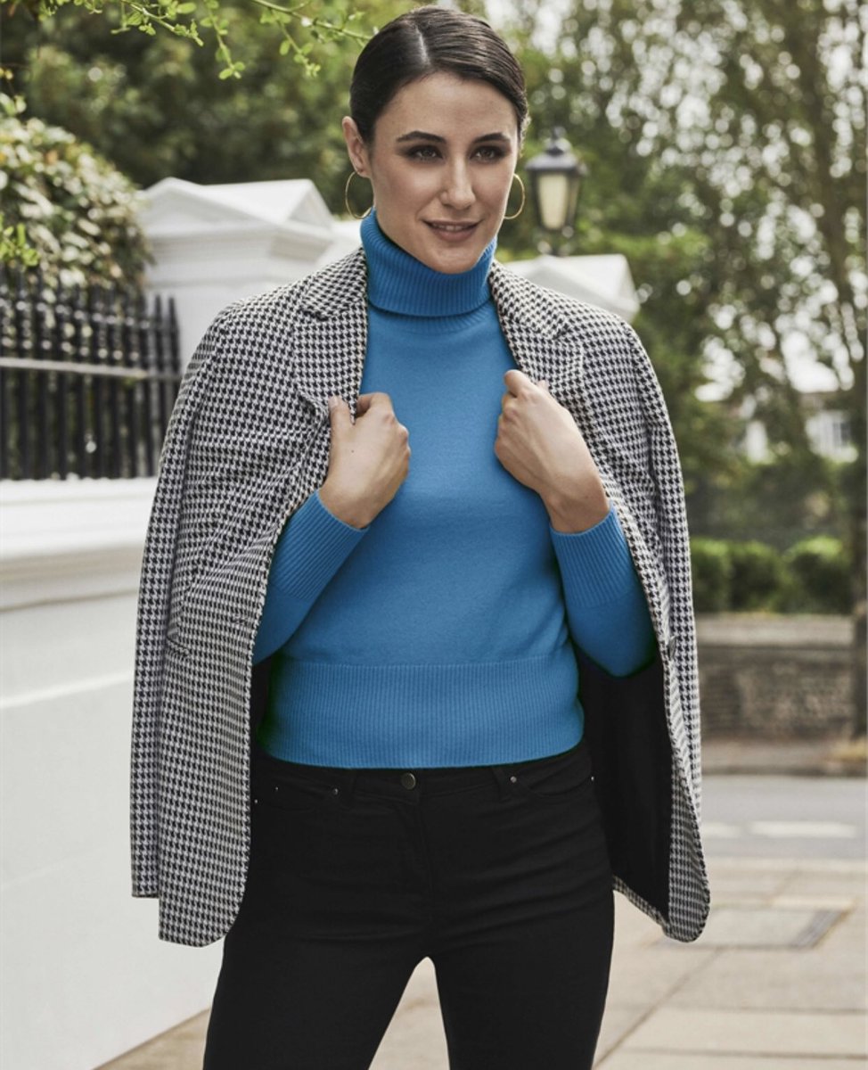 PureCollection's tweet photo. Brighten up your #MondayMorning morning with sharp tailoring β«οΈβͺοΈ
The perfect blazer for zoom or bring some va va voom to the start of your week this #Autumn π
#MondayMotivaton #Autumn2020 #luxury #purecollection #mypurestyle https://t.co/EJqCMvwUEh