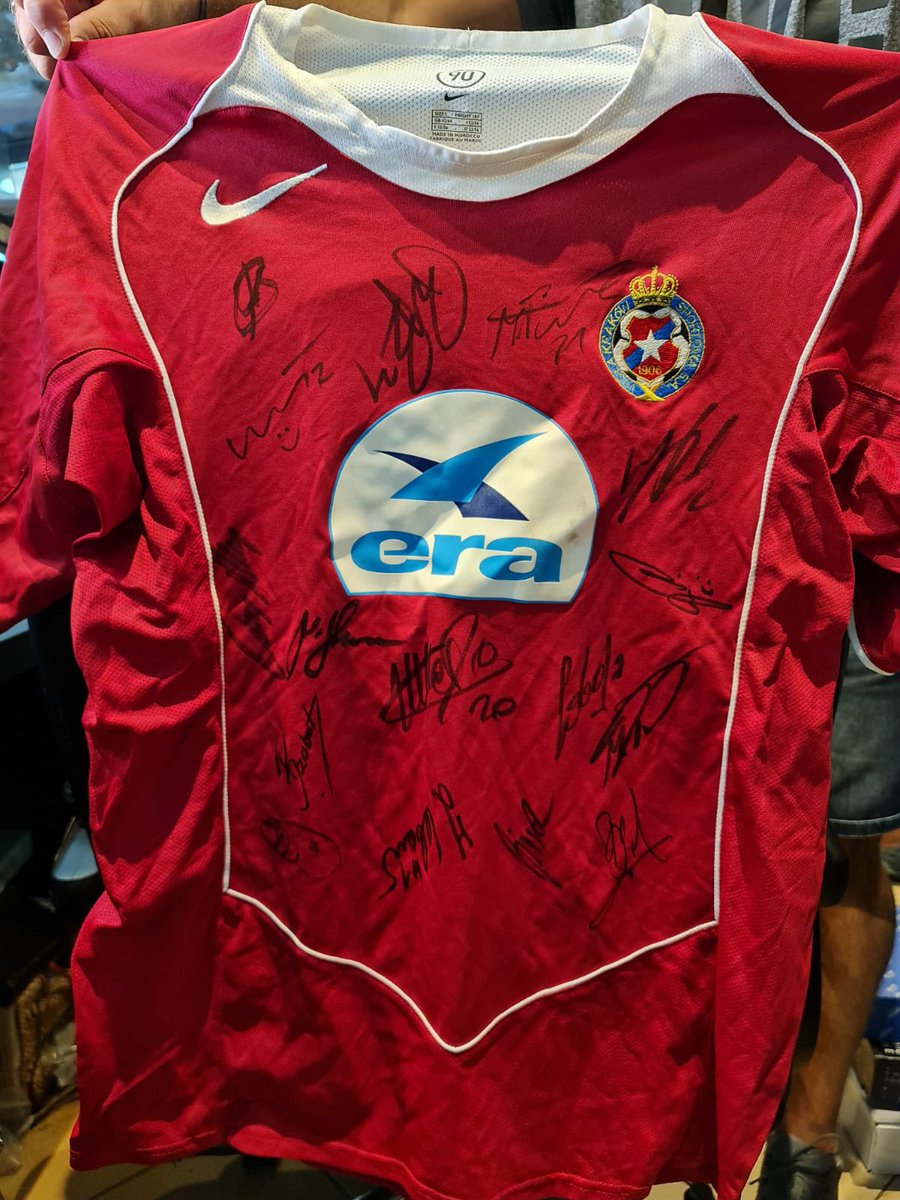 Ostatni tydzień licytacji!
Startujemy z koszulką z autografami. 
Zwycięzca wpłaca pieniądze na konto <a href="/SociosWisla/">Socios Wisła Kraków</a> z dopiskiem „Darowizna na budowę pomnika Reymana”.
Kończymy dzisiaj o 22:00. Licytujecie pod tym tweetem. 
Powodzenia 😀