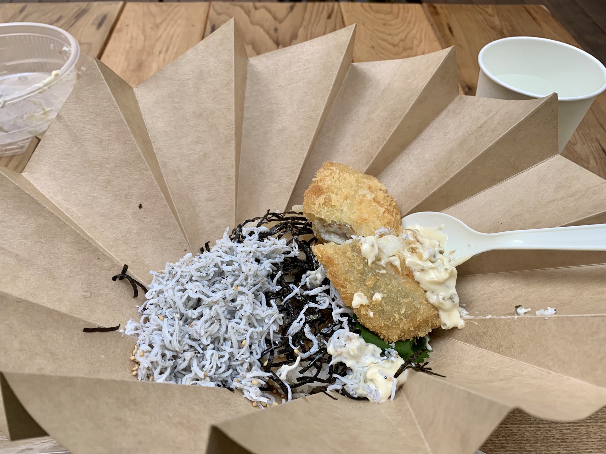 おーめん 新宿ピカデリー真ん前のバスあいのり3丁目terraceにて安芸釜揚げしらすと白身フライごはん デザートにkakigori Cafeひむろの仁尾レモンを 近くはよく通ってたけどこんな所に静かにお茶できる空間があるとは気づかなかった こちらでのひむろの