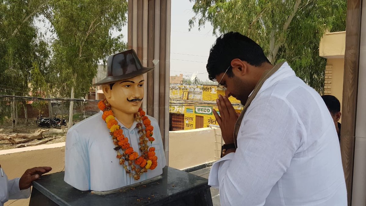 jjpDushyant's tweet photo. 23 साल की छोटी सी जिंदगी में शहीद-ए-आज़म भगत सिंह इतना लिख गए, ऐसा कह गए, देश के लिए इतना कर गए और हँसते हँसते ऐसे फांसी चढ़ गए कि हिंदुस्तान की मिट्टी का कण-कण सदैव उनका ऋणी रहेगा।

जयंती पर शत शत नमन। 
#BhagatSingh https://t.co/DEwysWELtw