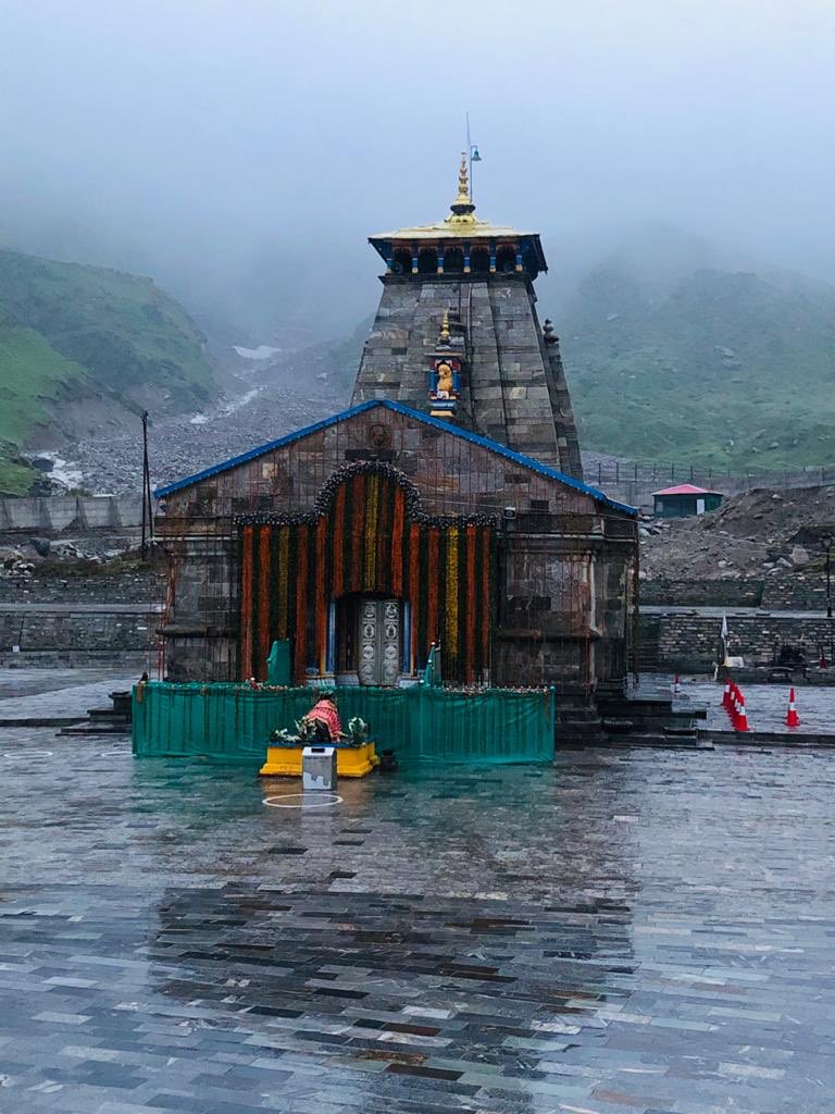 First of their destination is the Dhaam of Baba Kedar at Sri Kedarnath- Paanchali is with them...All are doing JaiKara of Har Har Mahadev, thinking nothing but abt Shiva....they worship Bhairon & are searching for Bholenath.... Bholenath is hiding from them as a Bull....