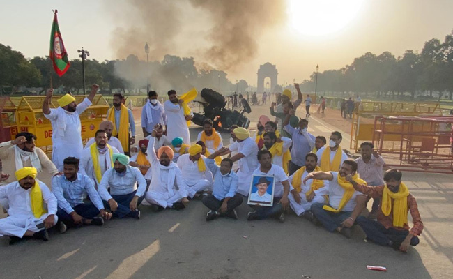 ndtv's tweet photo. Tractor set on fire at India Gate in Delhi to protest #FarmBill https://t.co/0JR7bh9k8G