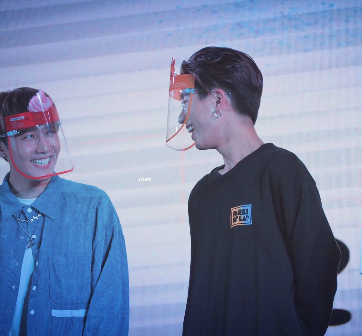 siwatanapon's tweet photo. they look so happy https://t.co/MnGdvmKAkl
