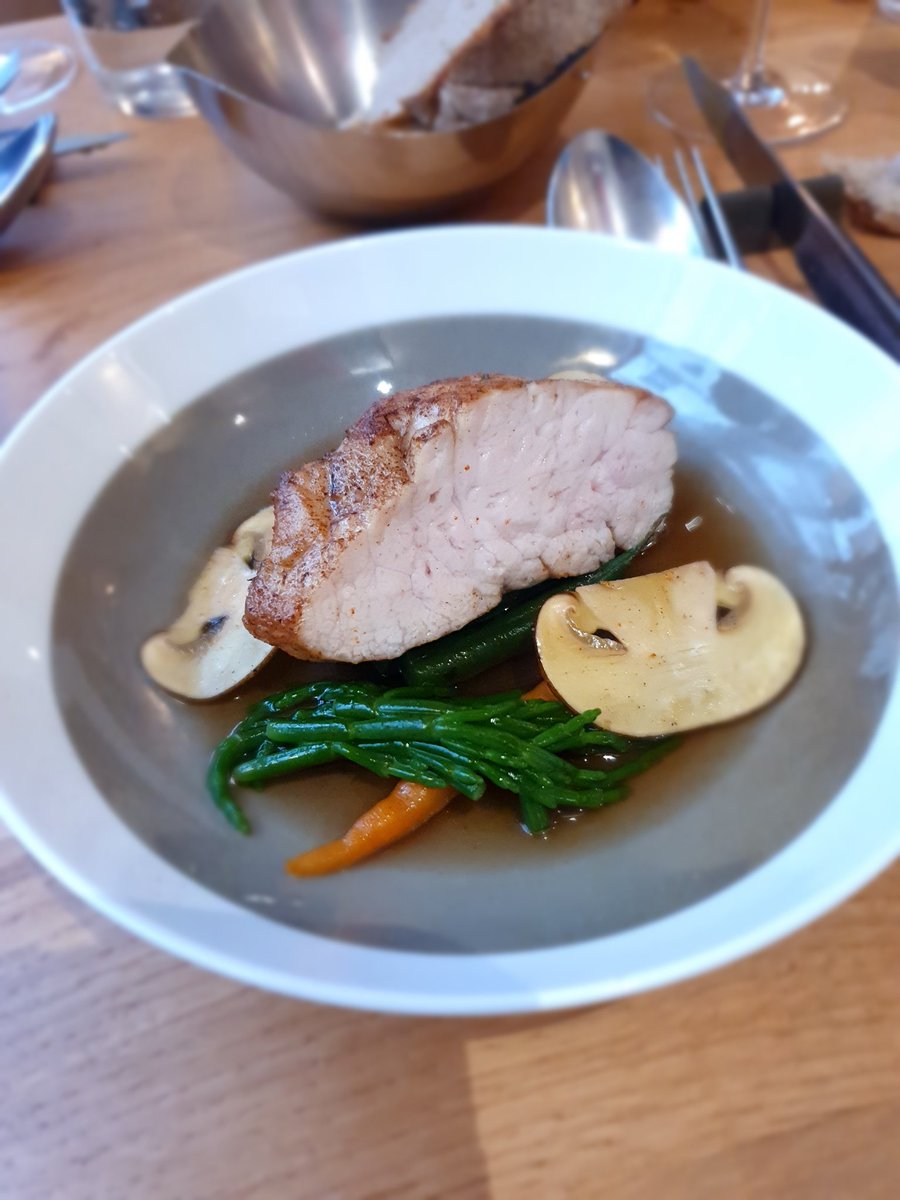 chihiromasui's tweet photo. Reminded me of Joel Robuchon's milky sweetbread. Why doesn't anybody cook it like this nowadays? Ris de veau at #LesEnfantsRouges. A new classic. #篠塚大 シェフの #リドヴォー ロブションさん以来。外はしっとりカリッ。中は白子みたい。この具合がたまらない。#frenchcuisine #Paris #パリ https://t.co/VKkeIc704n