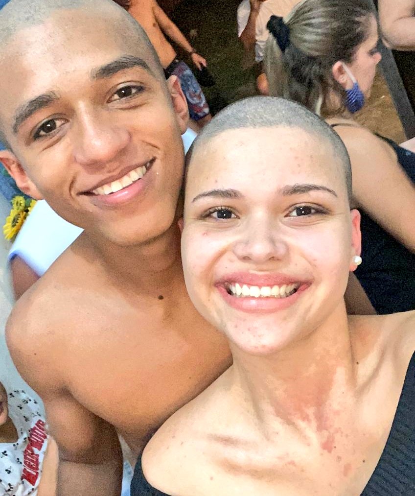 Minha namorada é linda até careca, já eu.... É, pelo menos sou maneiro, pq eu careca tô mais feio que zoar deficiente. Eu faço tudo por ela, amo mais que tudo. Isso é só uma fase, estarei sempre com você, na saúde e na doença, na alegria e na tristeza. #TodospelacuradaBia