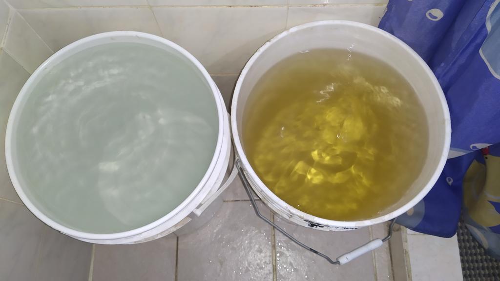 frankcoa82's tweet photo. @Hidrobolivar_ el agua de los cisterna del lado derecho que parece Nestea y del lado izquierdo el agua de lluvia que se recogió hoy. Saque sus conclusiones. Pena debería darle de como tratan al pueblo. @GobJustoNoguera https://t.co/YkBI4GPb9f