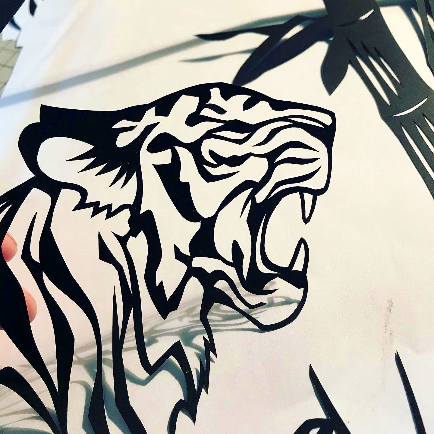 切り絵作家 草太 在 Twitter 上 今日の切り絵 虎 新作の図案です トラの模様が複雑で見た目よりも苦戦するかと思います 切り絵教室 T Co Jlxfoiwdjo Twitter