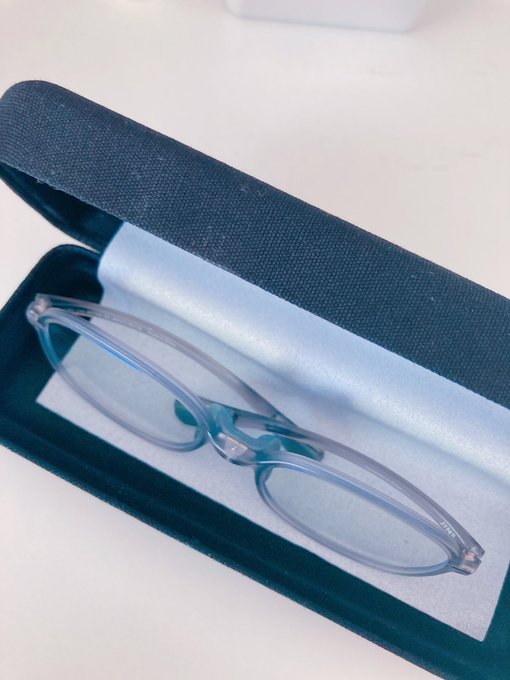 一週間以上使ってみたJINSのショートテンプルレビュー。私耳の位置が若干左右差あってメガネがよくズレるのでこめかみで抑える方が安定感ありました。ただテンプルの安置を見つけないとすぐ取れるので注意!軽いしイヤホンやヘッドフォンに干渉しないので作業眼鏡にぴったり🙆‍♀️ 