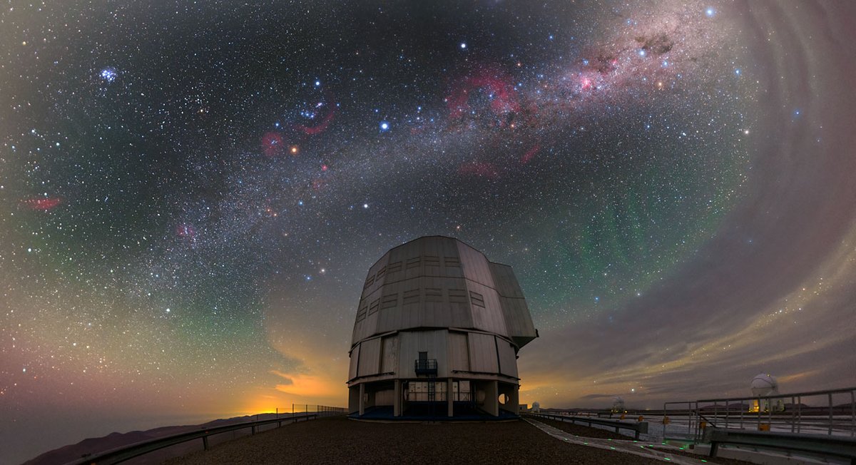 Kijk Antu stralen in deze #fotovandeweek. Antu is Unit Telescoop 1 van de VLT. Hij staat bovenop de Cerro Paranal in Chili. Nederlandse uitleg: eso.org/public/netherl… 

Credit: P. Horálek / <a href="/ESO/">ESO</a>