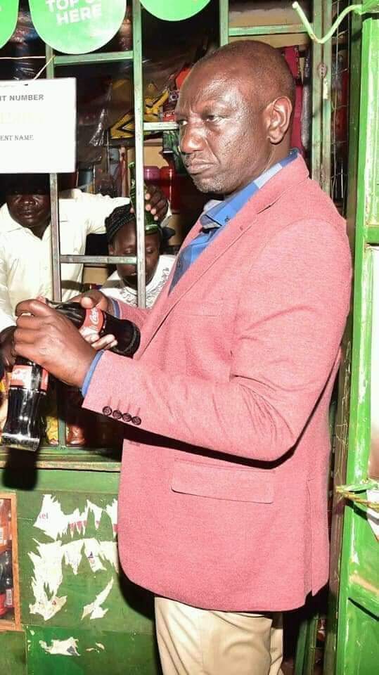 Oratorjames's tweet photo. #WisdomOfFools
He's so humble..
Look, he's drinking soda with us..
I'll vote for him.. https://t.co/FSKgINGcSI