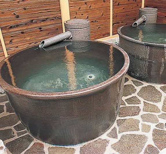 銭湯の壺湯に浸かっていたら知らないおじさんが入ってきた 壺湯に他人と入るのはあり 距離感がシュール 1人用と書いてないなら Togetter