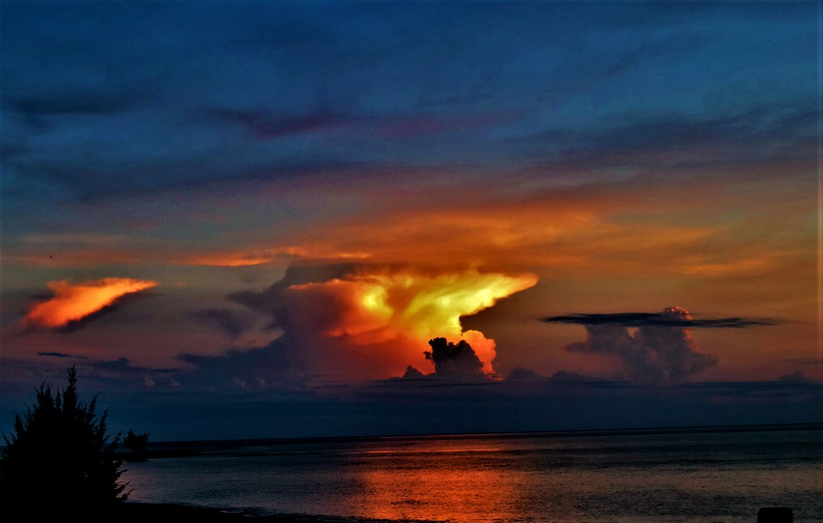 BestNatureVids's tweet photo. Good morning to my friends in Thailand and throughout Asia! Sunrise photo taken at Paknampran, Pran Buri District, Prachuap Khiri Khan. I am missing the beautiful sunrises and look forward to returning!
#relaxwithnature #naturelovers #sunrise #thailand
#colorfulsunrise https://t.co/5pipsaXgDj