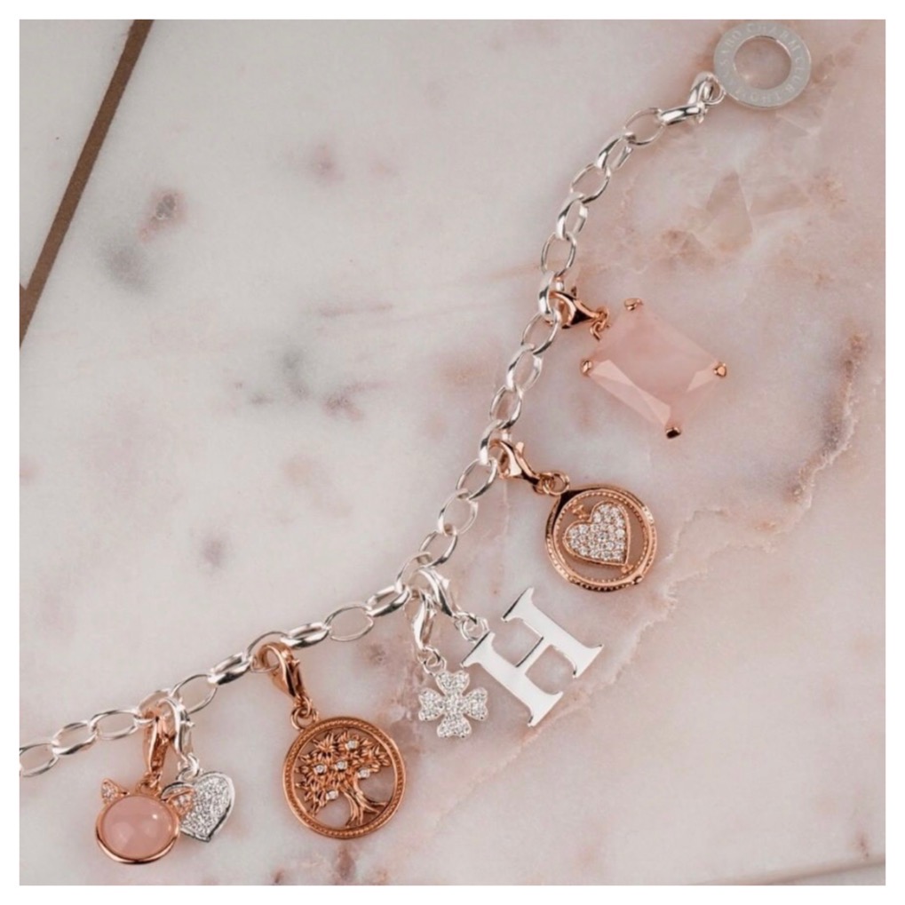 •A fallen leaf is nothing more than a summer’s wave goodbye 🍂•
•
•Waving hello to autumn with these gorgeous rose tones from Thomas Sabo😍•
•
•#ThomasSabo #thomasabosabocharms #autumnvibes