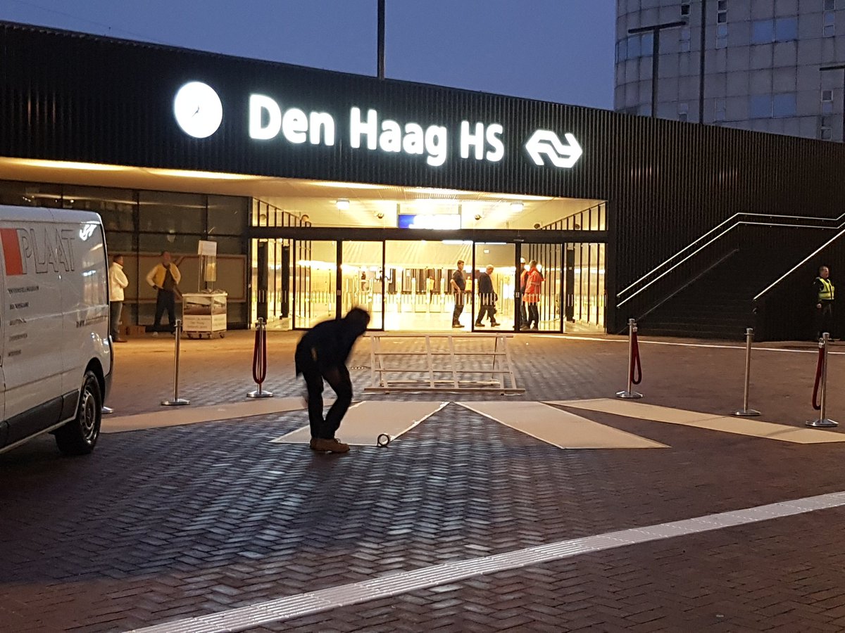 We leggen de rode loper uit voor de opening van #DenHaagHS Zo meteen de opening met <a href="/ProRail/">ProRail</a> <a href="/GemeenteDenHaag/">Gemeente Den Haag</a> <a href="/NS_online/">NS online</a>