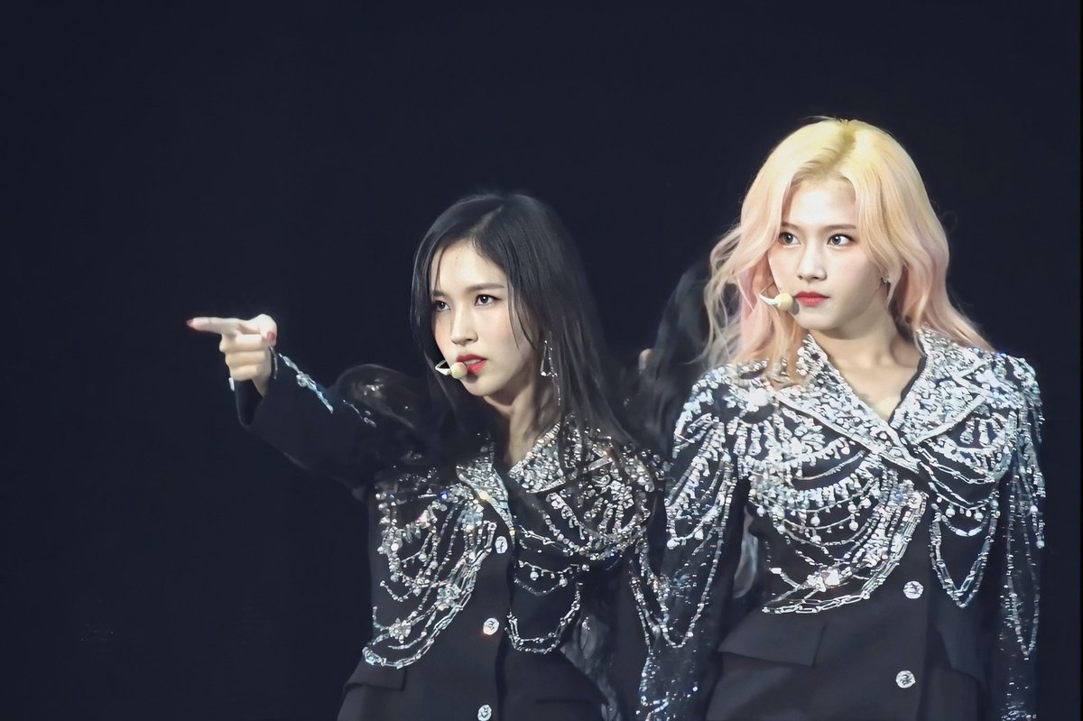 จะตีจะตบกันหลังกล้องไงเราไม่รู้ แต่หน้ากล้องเจอกันได้26ตุลาคมนี้นะคะ 
คัมแบ็กๆๆๆๆๆๆๆ
#ทไวซ์ไม่ถูกกัน