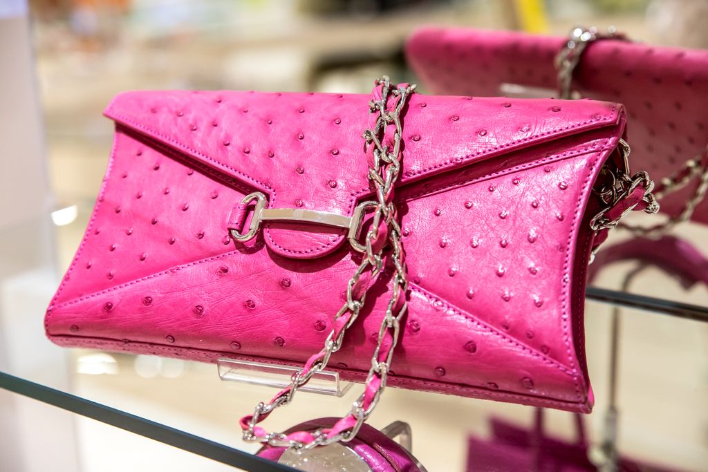 NelsonMandelaSq's tweet photo. No outfit is basic. All it needs is the right @LorenziHandbags 😉. The holy grail of handbags – the shoulder bag. Chic and versatile, a woman with the right handbag is a force to be reckoned with. 

#CreateTomorrow #ShapeTomorrowTogether https://t.co/PgeRJp3fS2